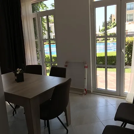 Flores Garden M Apartment